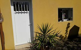 Maison dans une propriété avec une cour